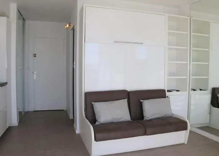 20, Héliopolis D Au Village Naturiste * Agde